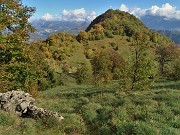 02 Monte Zucco (1232 m) visto discendendo dallo Zuccone dell'arco (1262 m) su variante del sent. 506